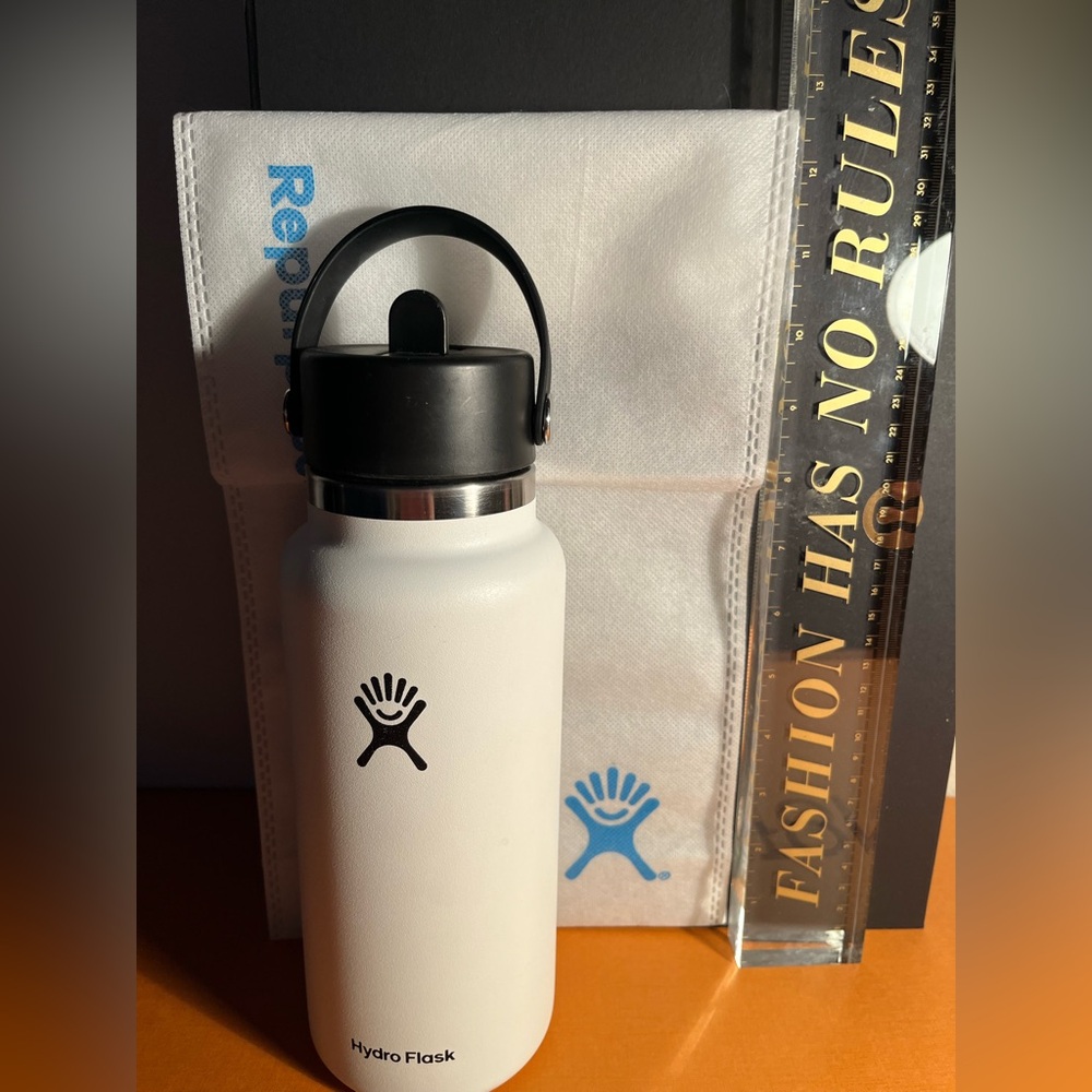Hydro Flask Classic White Bottle with Black Lid 👟👟👟👟👟👟👟👟👟👟👟👟👟👟👟👟👟 - Picture 2 of 7